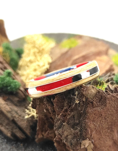Tętno Koloru – ręcznie robiony pierścionek z drewna bukowego z kolorowym celuloidem