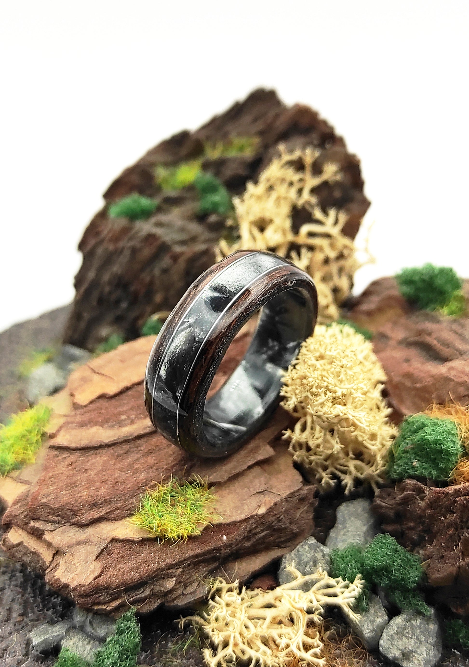Korzeń Nocy - pierścionek z wenge i grafitowym celuoidem - WoodRingsByJet