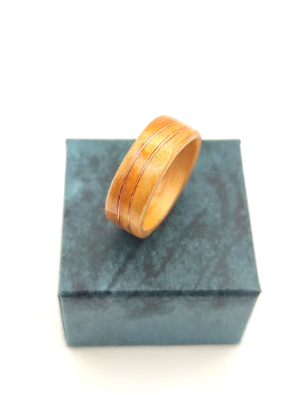 Fala Róży — pierścionek z forniru z delikatną różową falą