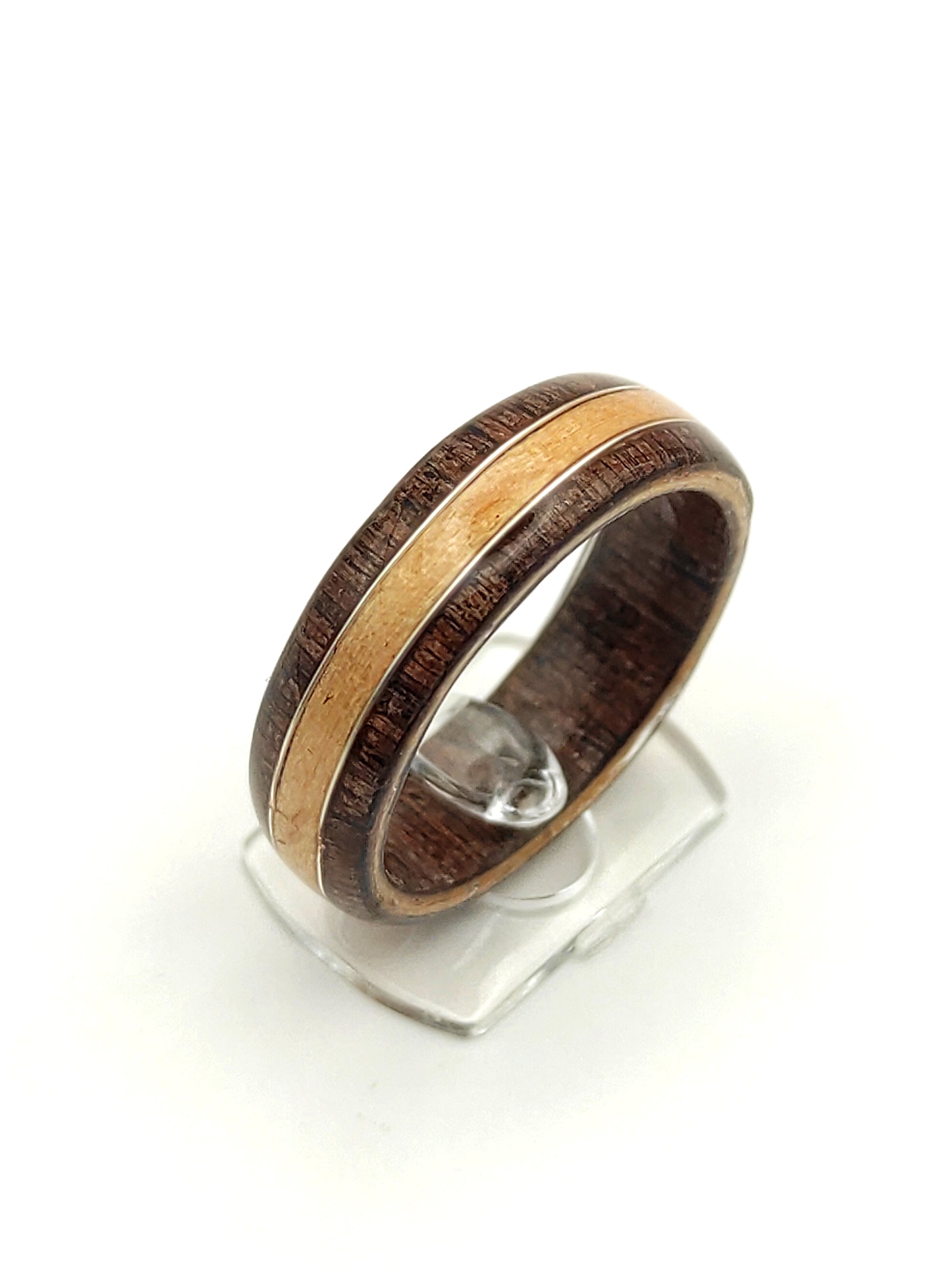 pierścionek drewniany z buku i wenge ze stalowym drucikiem