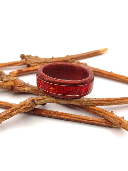 Drewniany pierścionek Chestnut Echo z czerwonym opalem i złotymi akcentami - WoodRingsByJet