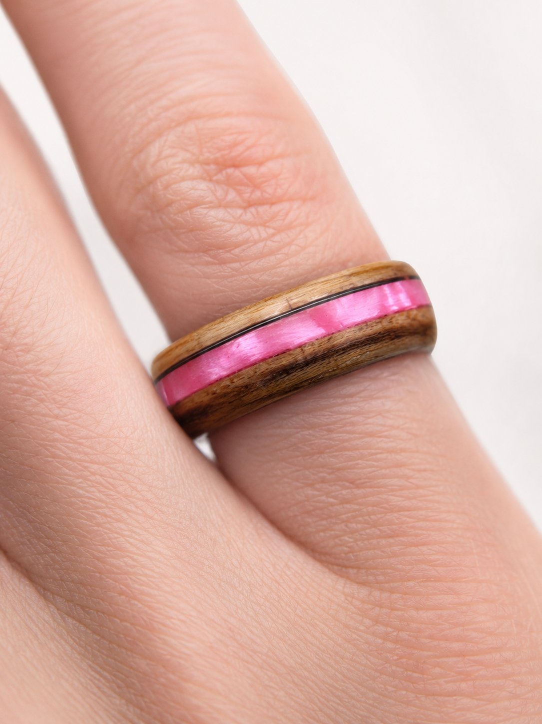Drewniany pierścionek z różową wstawką – zebrano handmade