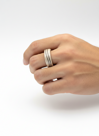 Drewniany pierścionek z bielonego dębu z czarną falą – minimalistyczna forma