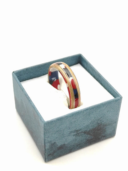 Tętno Koloru – ręcznie robiony pierścionek z drewna bukowego z kolorowym celuloidem