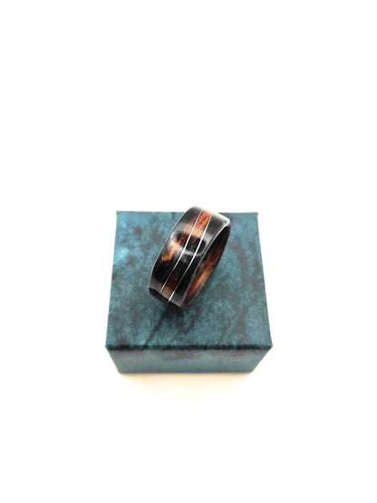 Pierścionek z hebanu z falą z drucika w kolorze srebrnym – kolekcja Fal