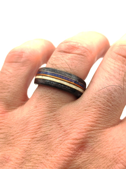 Pierścionek z czarnego dębu i drewna klonowego z niebieskim opalem i miedzianą intarsją - WoodRingsByJet