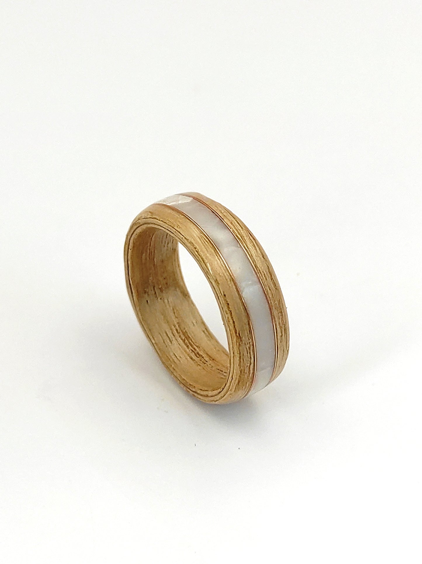 Jesionowy Pierścionek z Perlistą Wkładką – Ręcznie Wykonany z Miedzianym Detalem