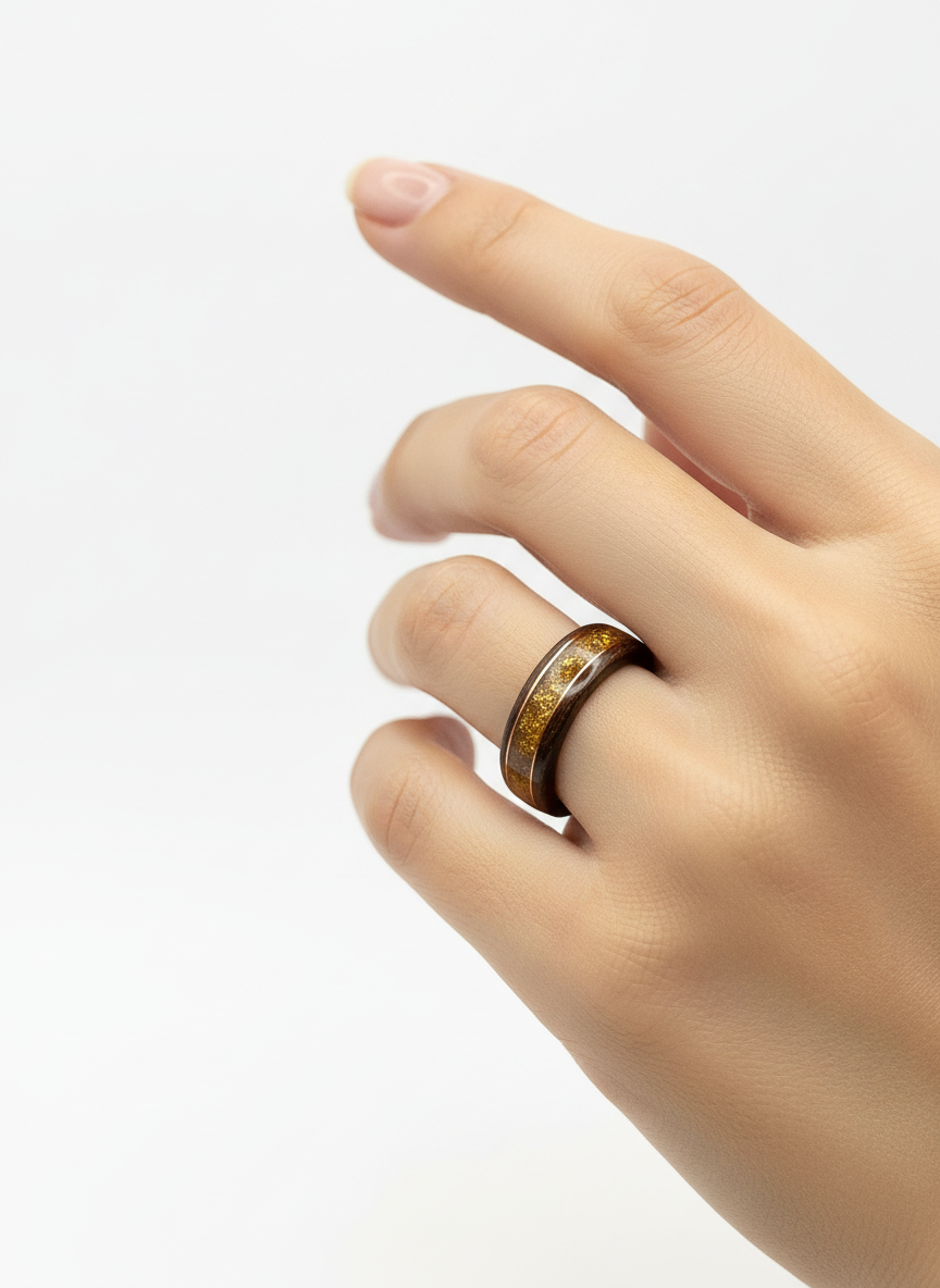 Amber Fog – drewniany pierścionek z bałtyckim bursztynem i mosiężnym akcentem