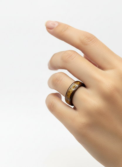 Amber Fog – drewniany pierścionek z bałtyckim bursztynem i mosiężnym akcentem