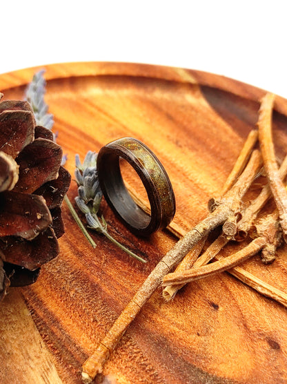 Pierścionek drewniany „Amber Fog” z bałtyckim bursztynem i mosiężnym akcentem - WoodRingsByJet