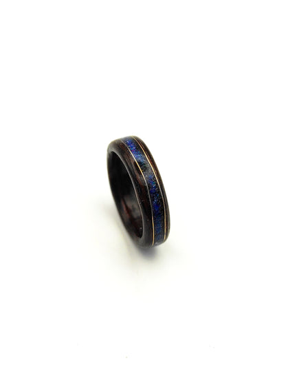 Pierścionek drewniany z wenge i opalem Midnight – handmade