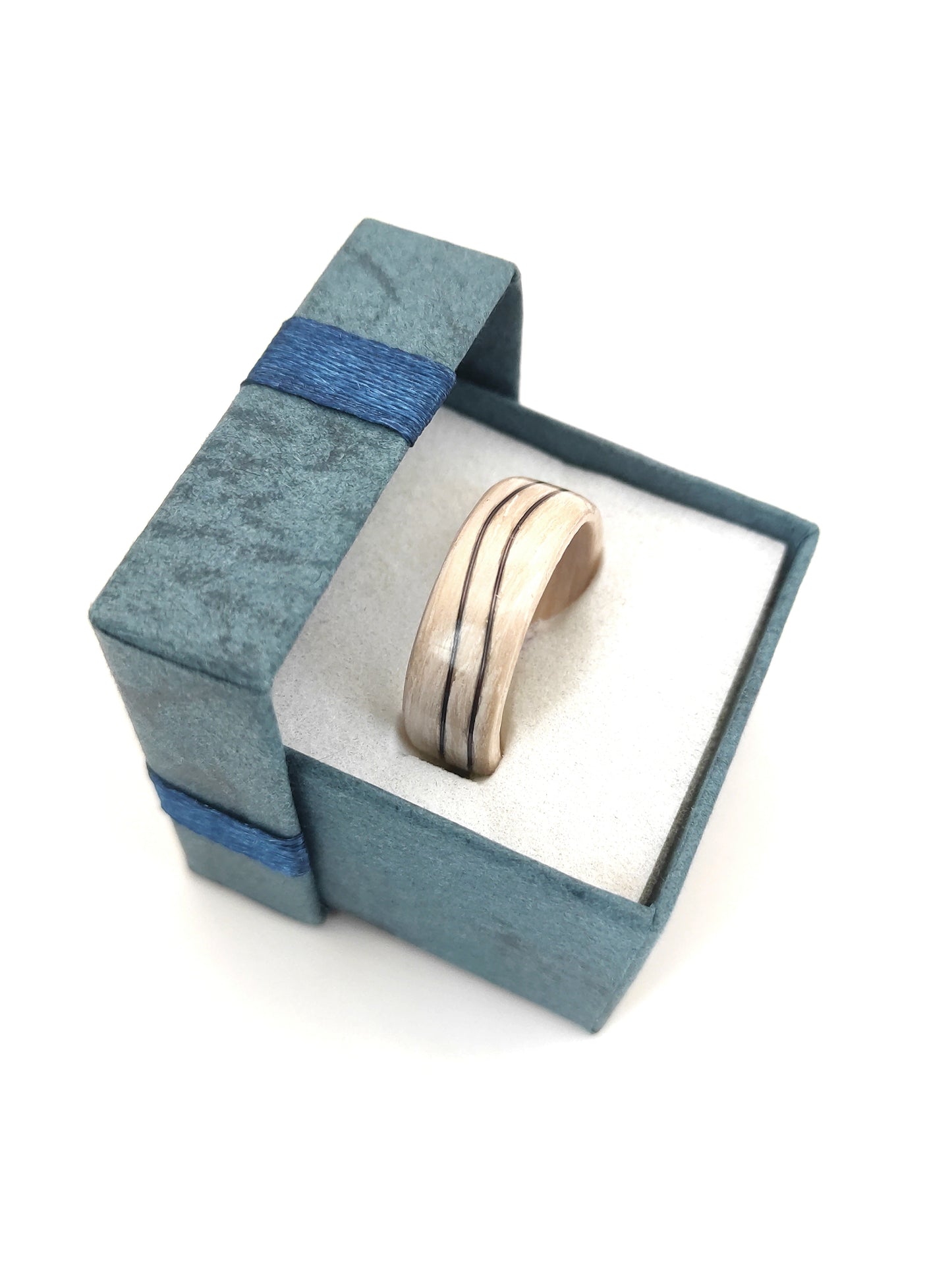 Drewniany pierścionek z bielonego dębu z czarną falą – minimalistyczna forma