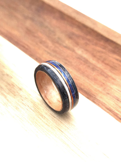 Pierścionek z czarnego dębu i drewna klonowego z niebieskim opalem i miedzianą intarsją - WoodRingsByJet