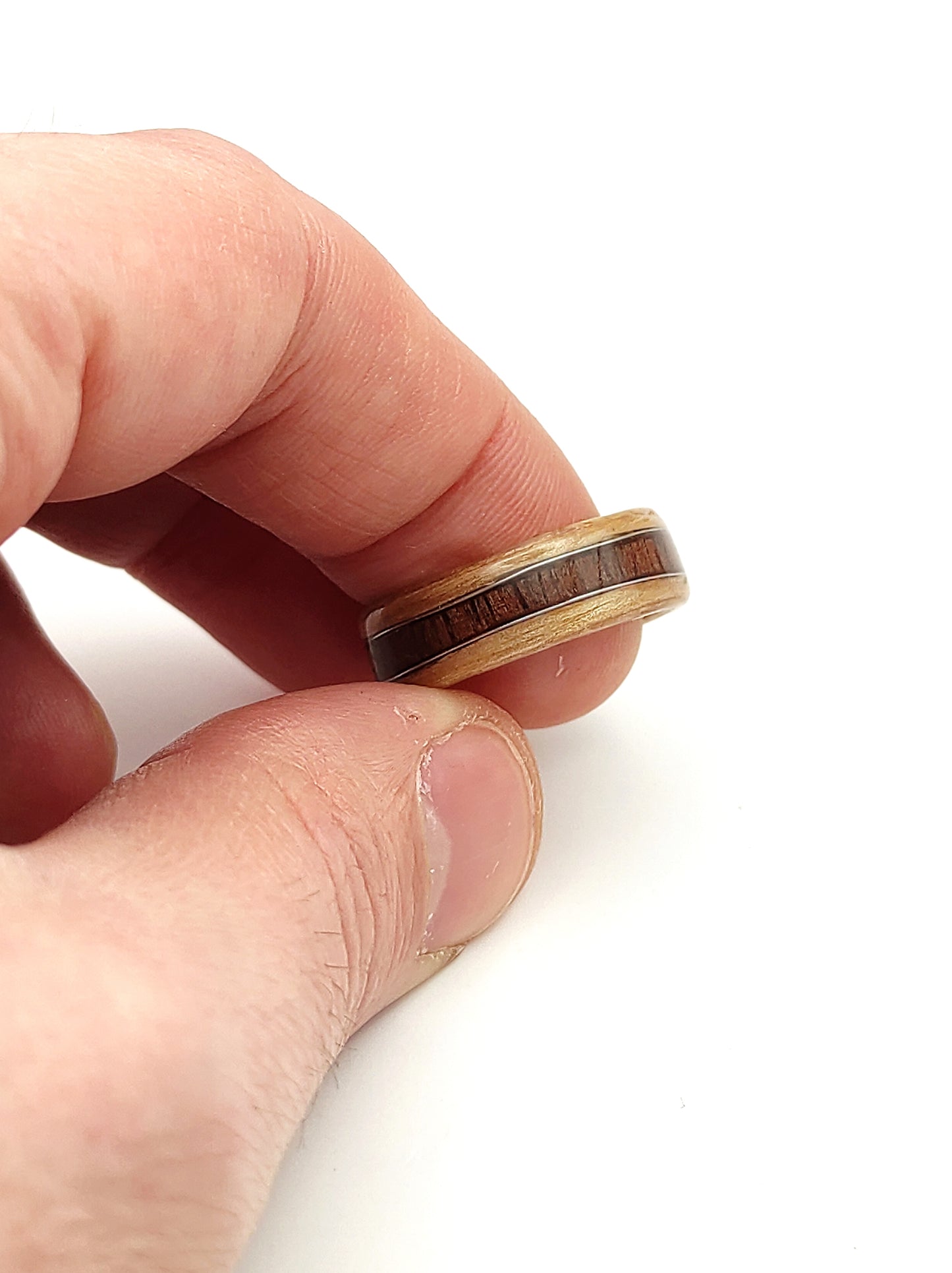 Drewniany pierścionek z jesionu z falą z palisandru i srebrnym drucikiem