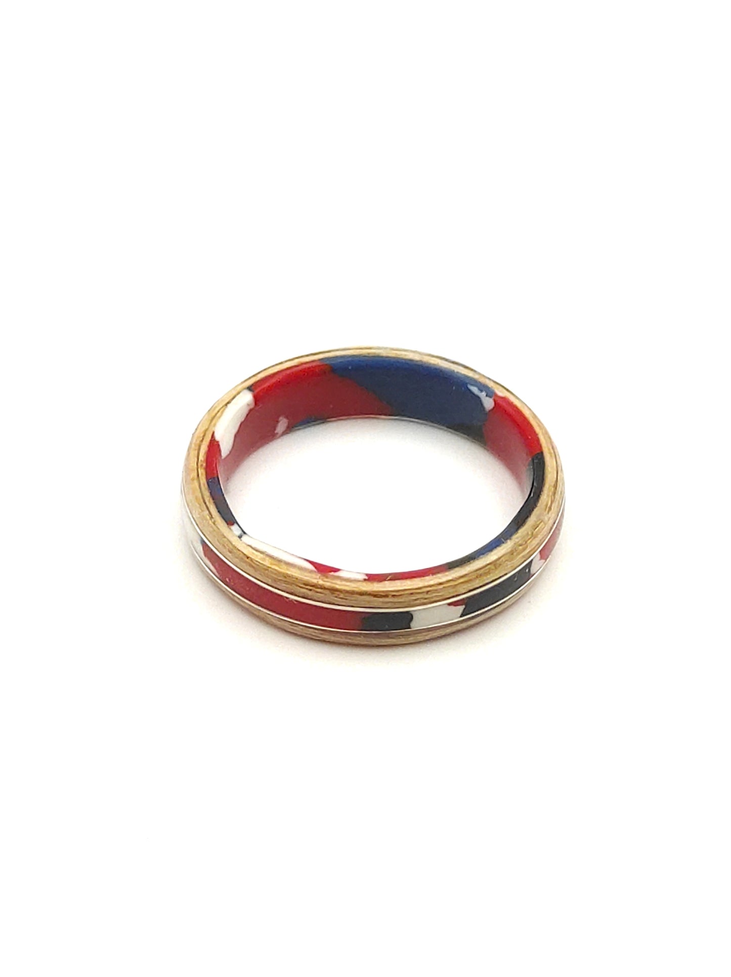 Tętno Koloru – ręcznie robiony pierścionek z drewna bukowego z kolorowym celuloidem