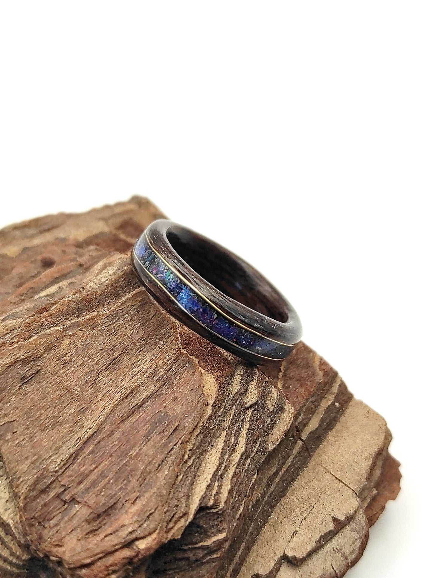 Pierścionek drewniany z wenge i opalem Midnight – handmade