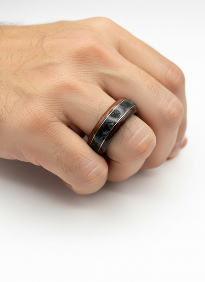 Korzeń Nocy - Ciemny Pierścionek z Naturalnego Drewna