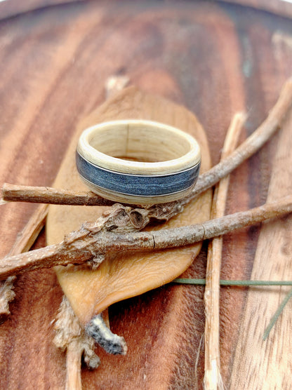Pierścionek z drewna brzozy „Smoke Birch” z nadpaloną fakturą i żyłą z jesionu – naturalny drewniany pierścień unisex - WoodRingsByJet