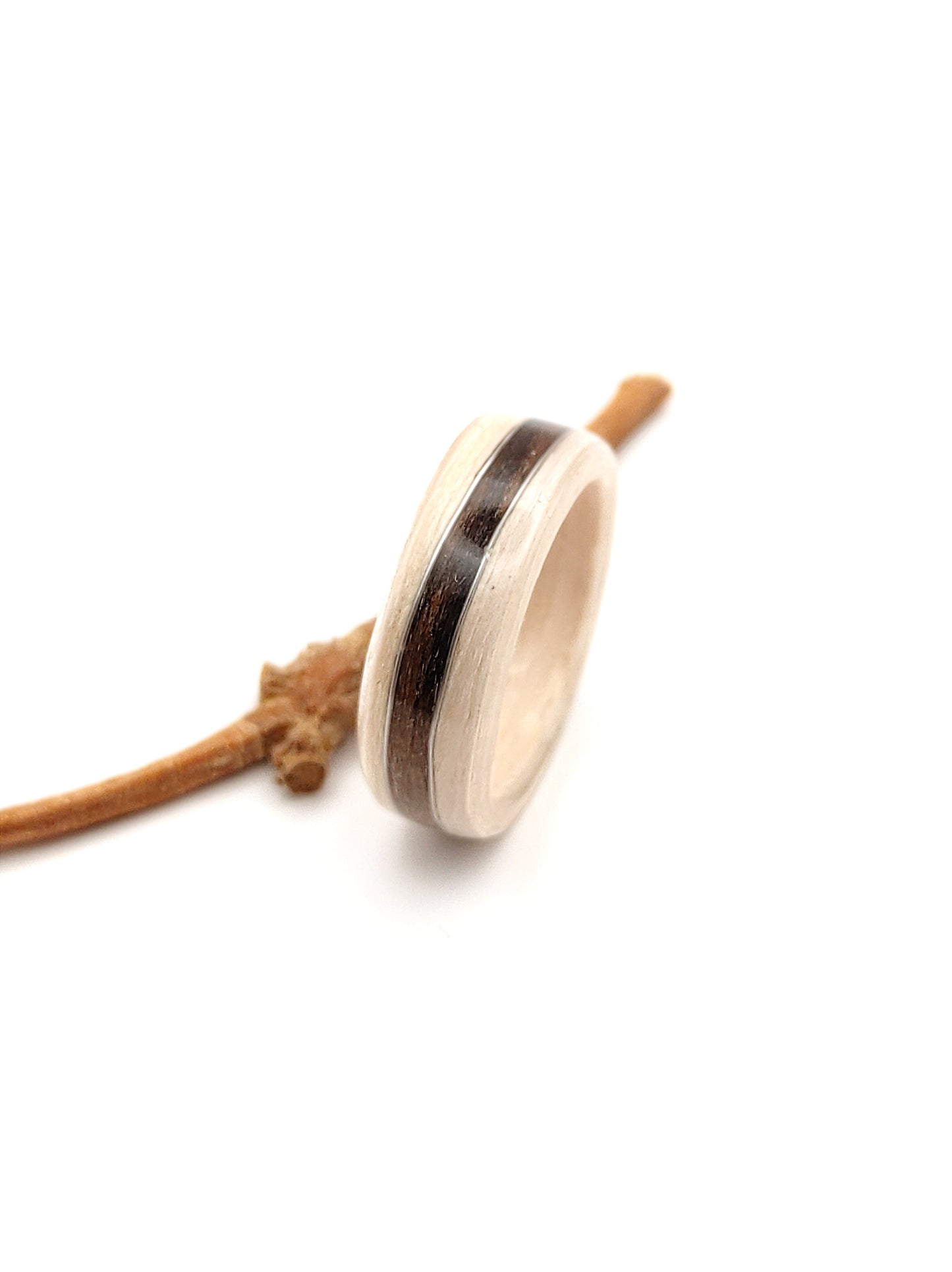 Pierścionek drewniany z bielonego dębu z falą z hebanu