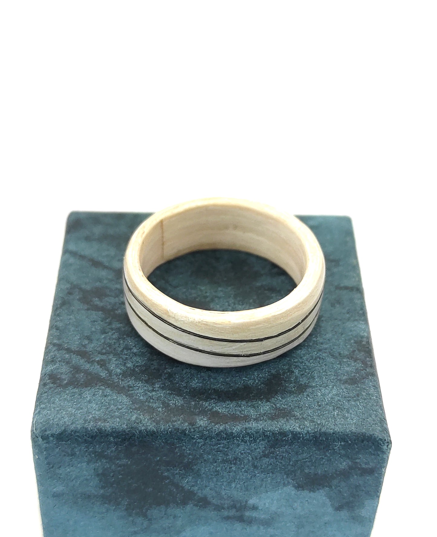 Drewniany pierścionek z bielonego dębu z czarną falą – minimalistyczna forma