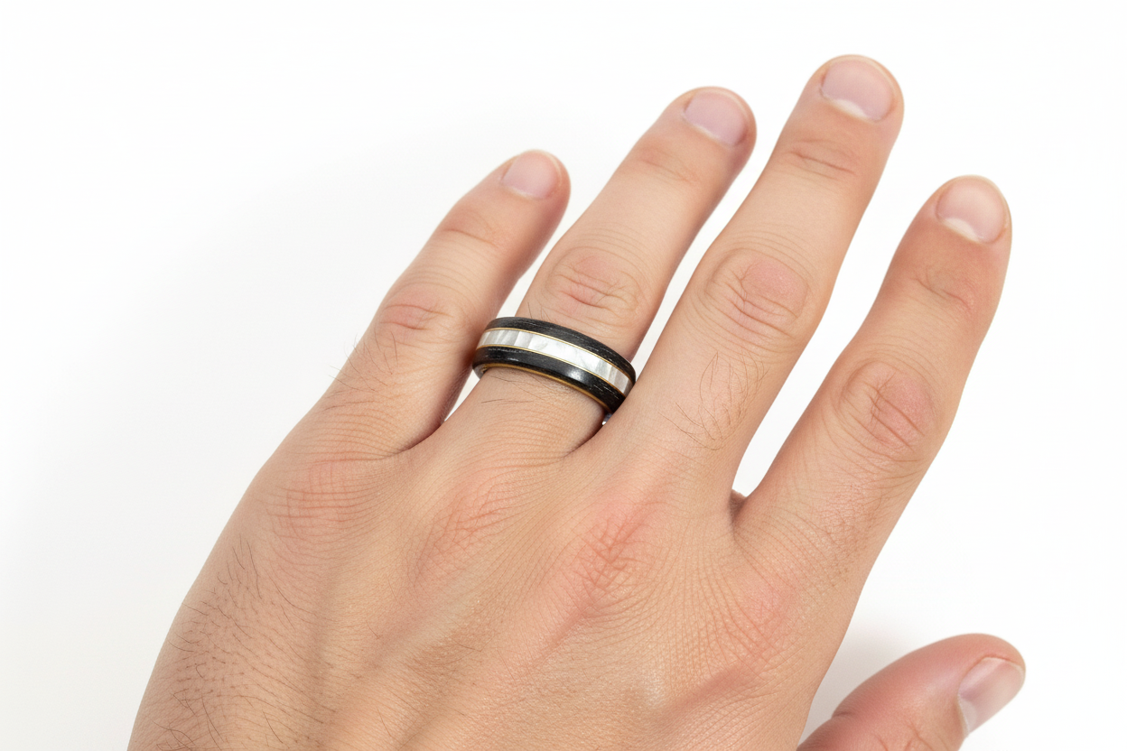 Drewniany pierścionek z jesionu i dębu srebrzystego z perłową wkładką i złotym akcentem