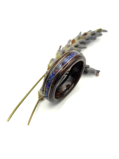 Pierścionek drewniany z wenge i opalem Midnight – handmade