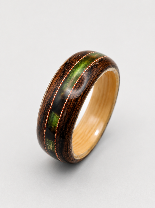 Drewniany pierścionek z zieloną żywicą wykonany z hebanu i bambusa z miedzianą linią handmade