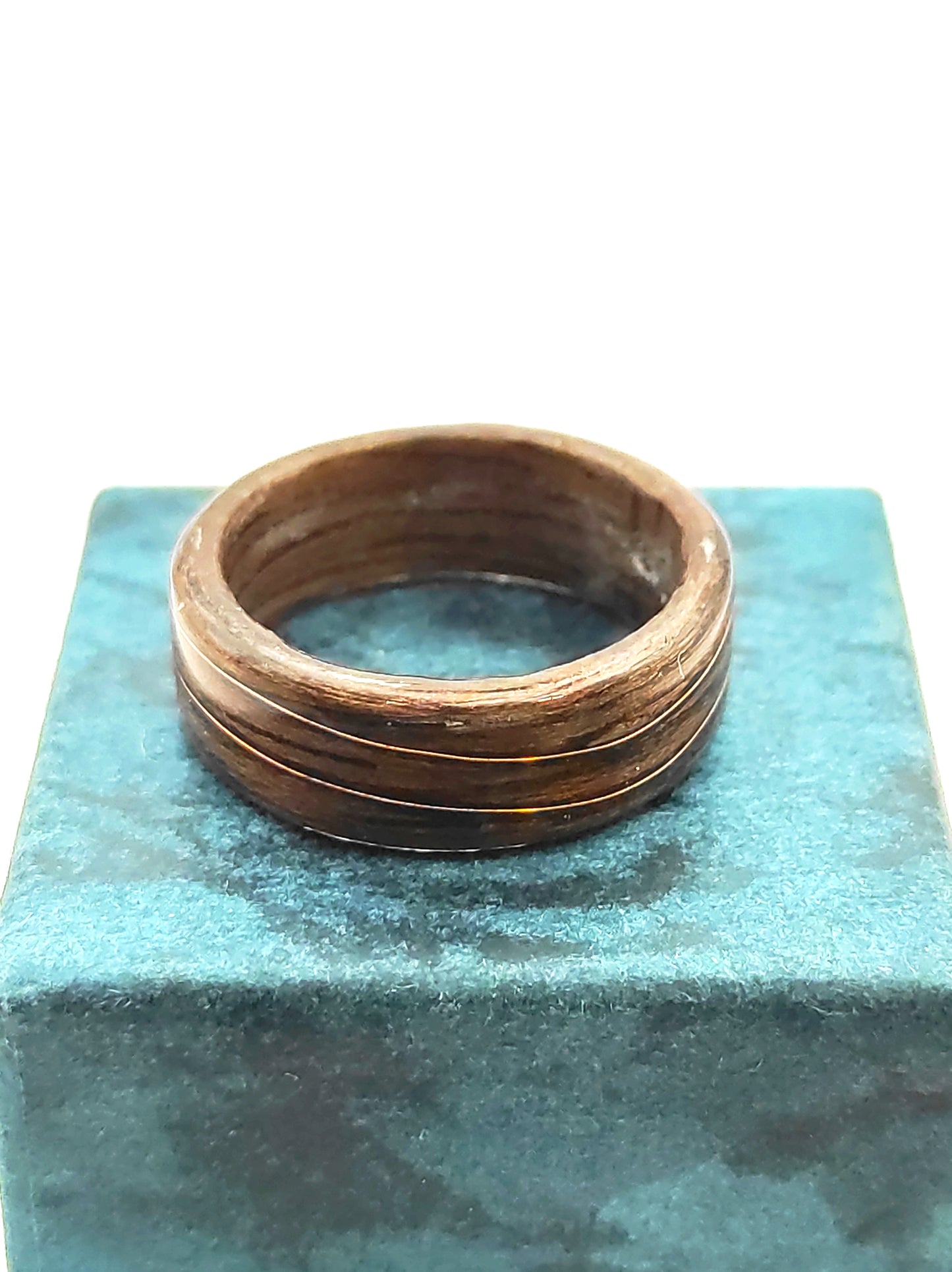 Drewniany pierścionek z orzecha z miedzianą falą – ręcznie wykonywany
