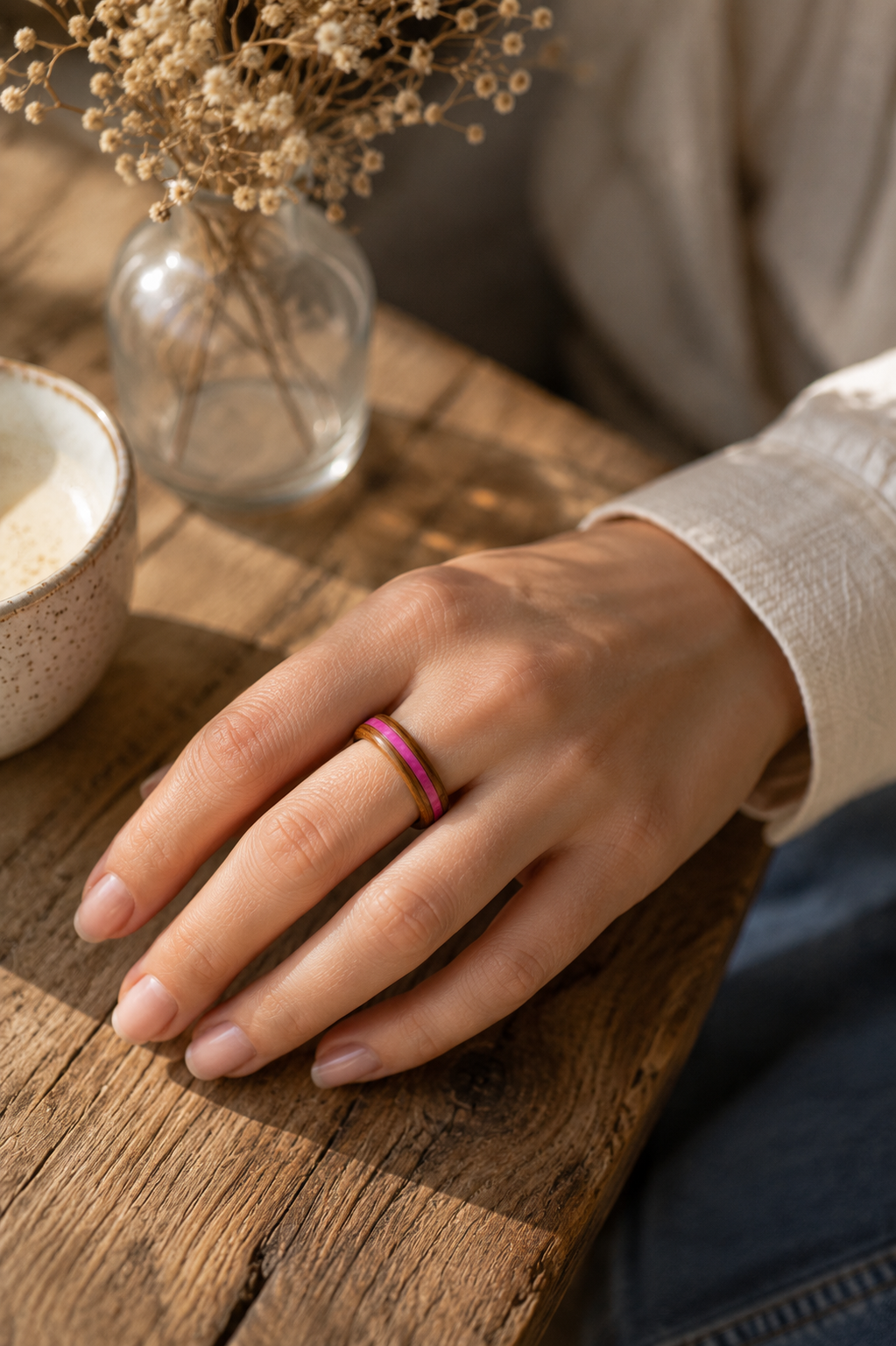 Drewniany pierścionek z różową wstawką – zebrano handmade