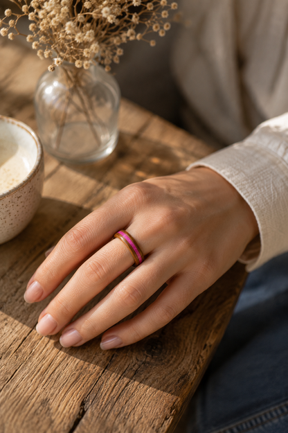 Drewniany pierścionek z różową wstawką – zebrano handmade