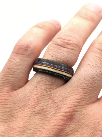 Pierścionek z czarnego dębu i drewna klonowego z niebieskim opalem i miedzianą intarsją - WoodRingsByJet