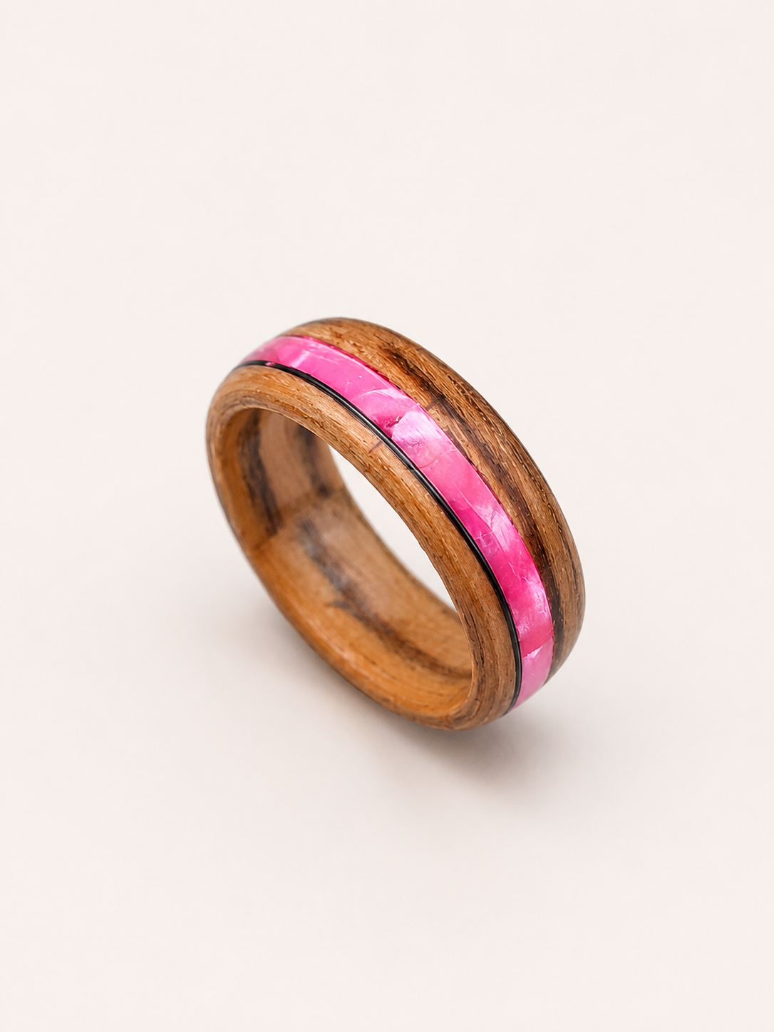 Drewniany pierścionek z różową wstawką – zebrano handmade