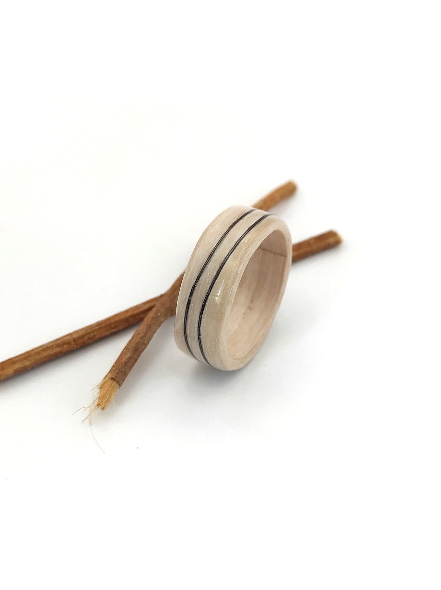 Drewniany pierścionek z bielonego dębu z czarną falą – minimalistyczna forma