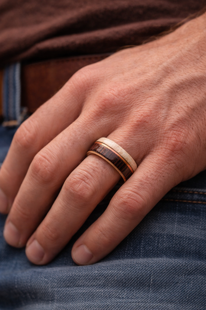 Pierścionek drewniany z buku, wenge i klonu na męskiej dłoni