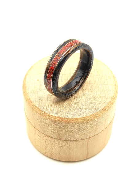 Pierścionek drewniany z czerwonym opalem – heban 3D