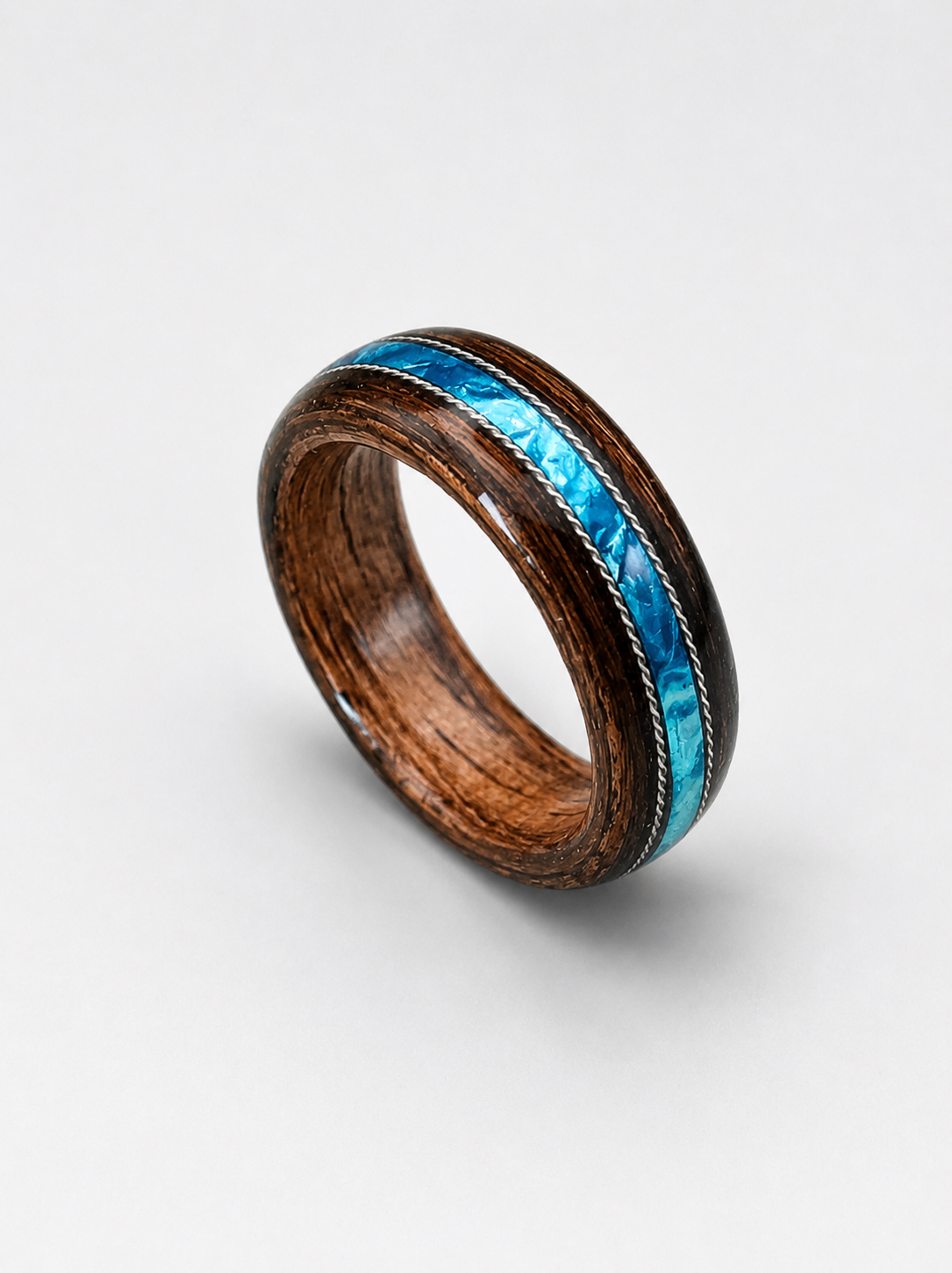 Drewniany pierścionek z błękitnym celuoidem z hebanu handmade