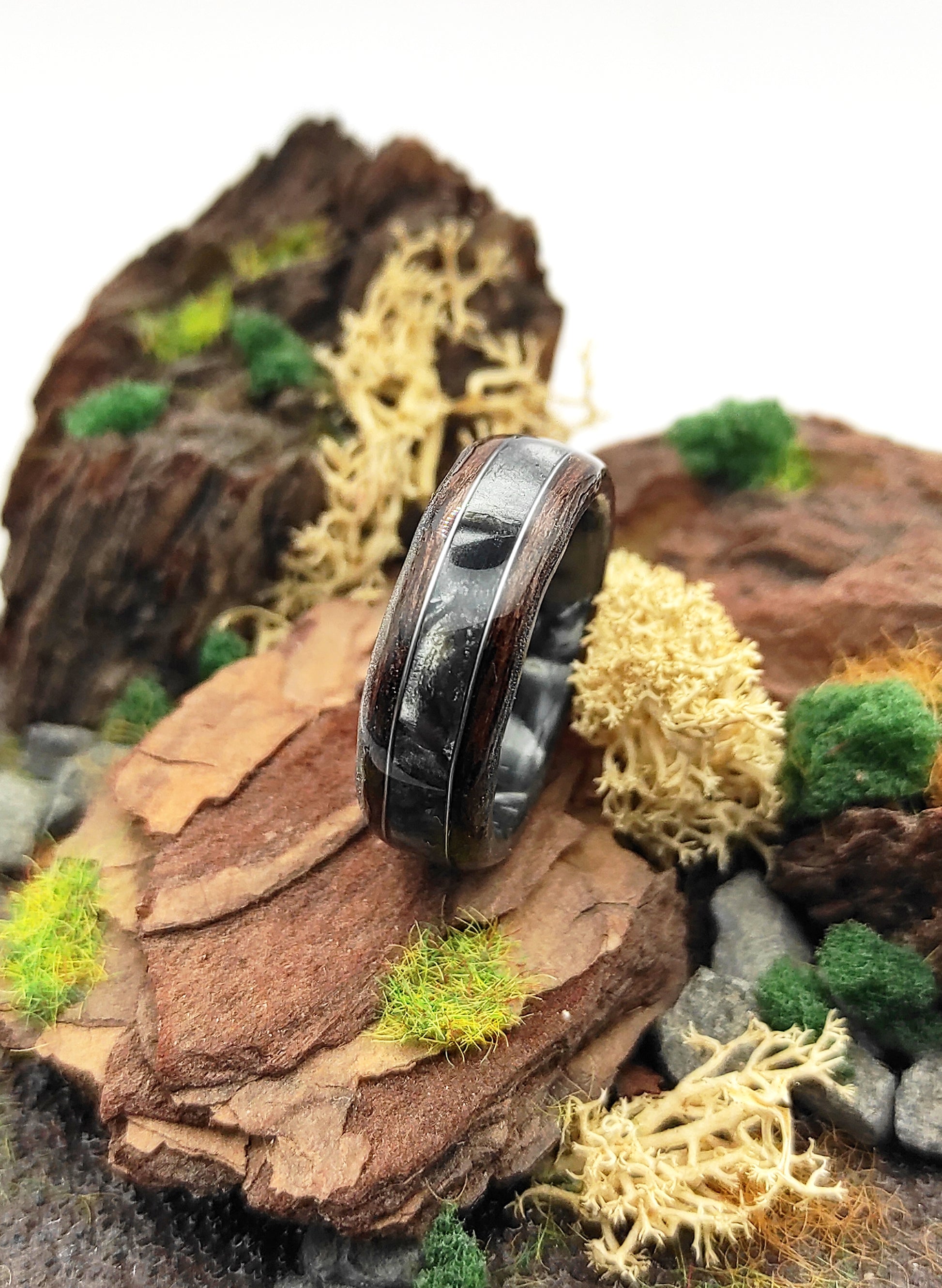 Korzeń Nocy - pierścionek z wenge i grafitowym celuoidem - WoodRingsByJet