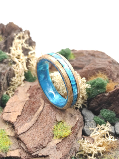 Błękitna Przestrzeń - pierścionek z bukowym fornirem i niebieskim celuloidem - WoodRingsByJet