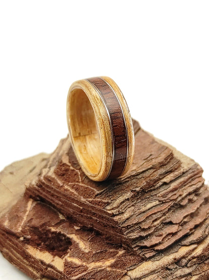 Drewniany pierścionek z jesionu z falą z palisandru i srebrnym drucikiem