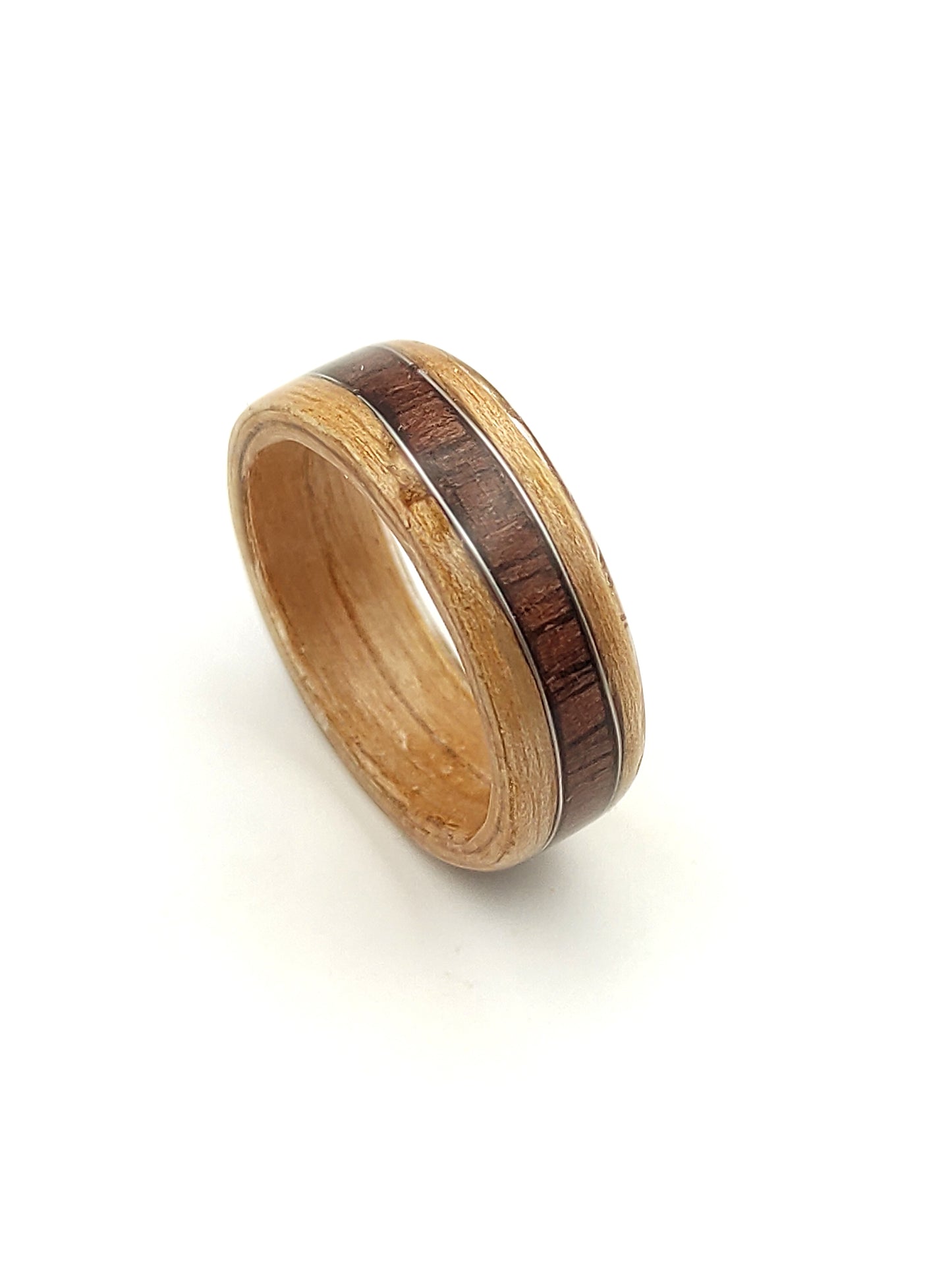 Drewniany pierścionek z jesionu z falą z palisandru i srebrnym drucikiem