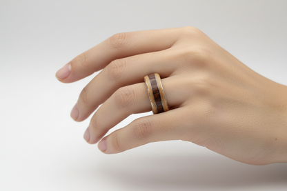 Drewniany pierścionek z jesionu z falą z palisandru i srebrnym drucikiem