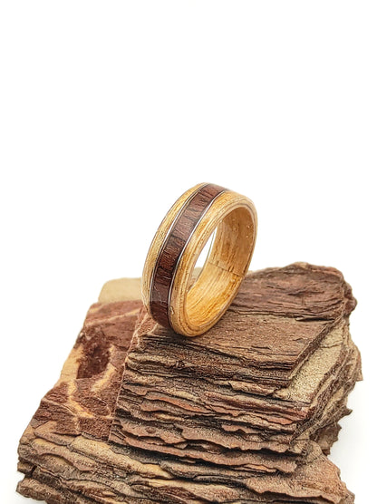 Drewniany pierścionek z jesionu z falą z palisandru i srebrnym drucikiem