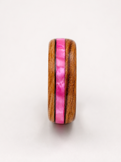 Drewniany pierścionek z różową wstawką – zebrano handmade