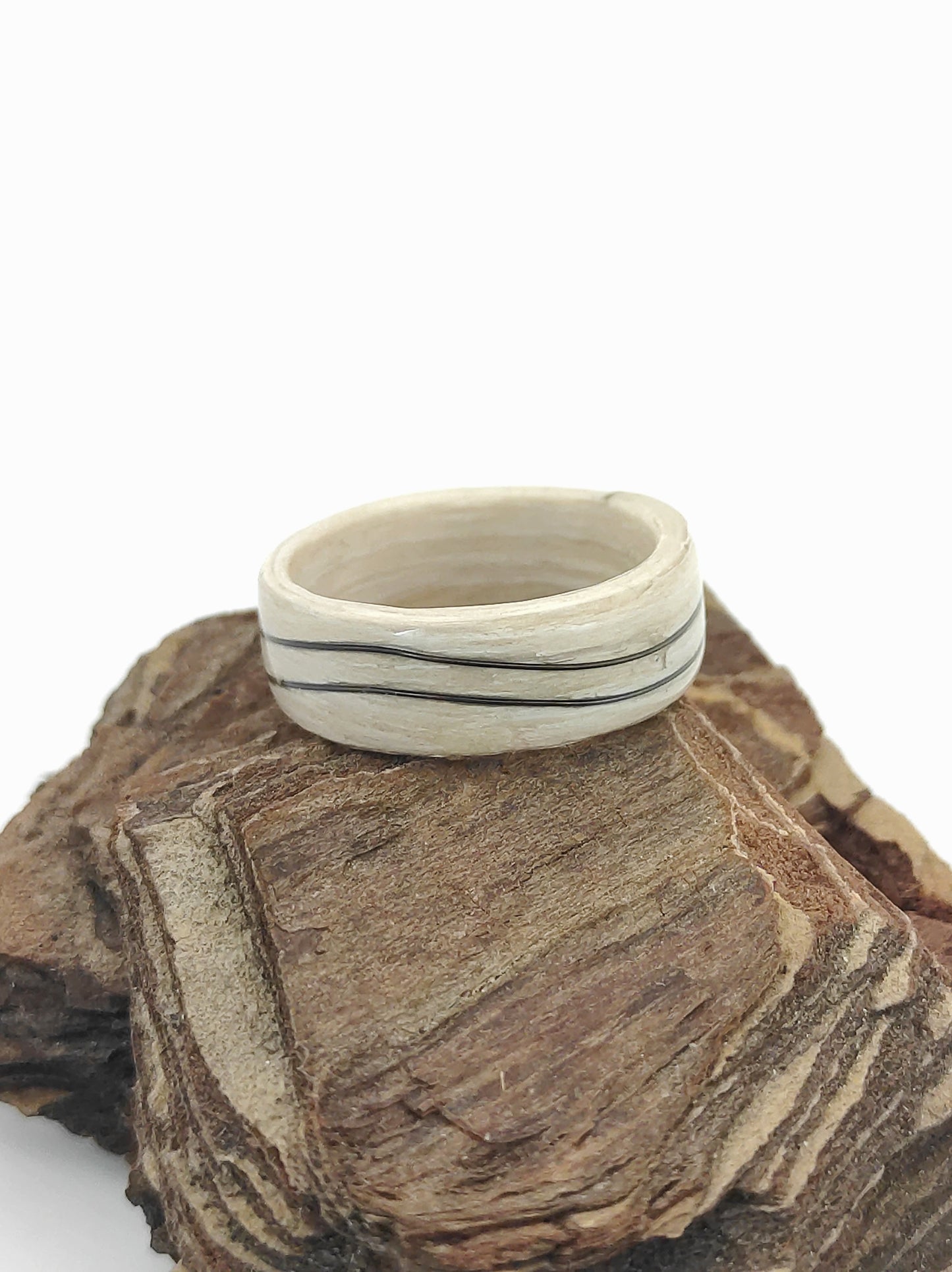 Drewniany pierścionek z bielonego dębu z czarną falą – minimalistyczna forma