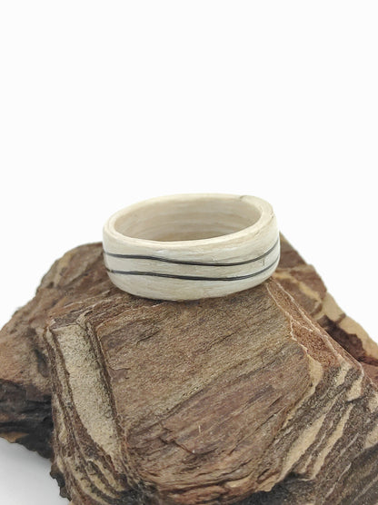 Drewniany pierścionek z bielonego dębu z czarną falą – minimalistyczna forma