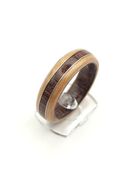 drewniany pierścionek bukowy z centralnym pasem z wenge handmade