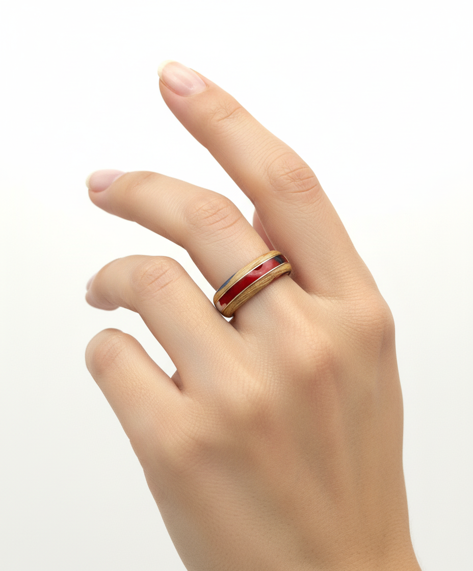 Tętno Koloru – ręcznie robiony pierścionek z drewna bukowego z kolorowym celuloidem