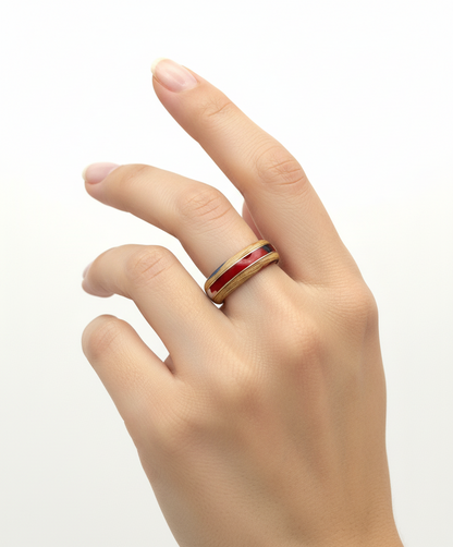 Tętno Koloru – ręcznie robiony pierścionek z drewna bukowego z kolorowym celuloidem