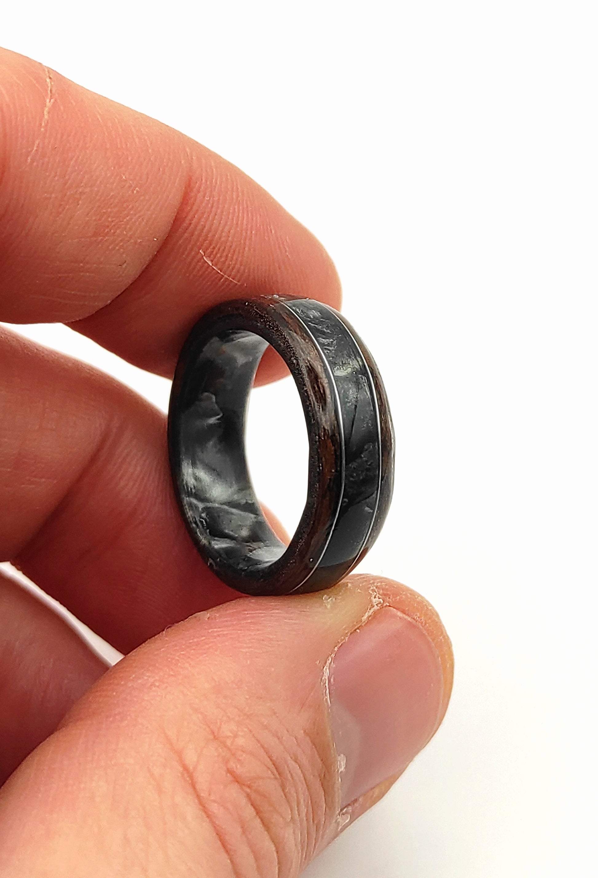 Korzeń Nocy - pierścionek z wenge i grafitowym celuoidem - WoodRingsByJet