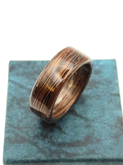 Drewniany pierścionek z orzecha z miedzianą falą – ręcznie wykonywany